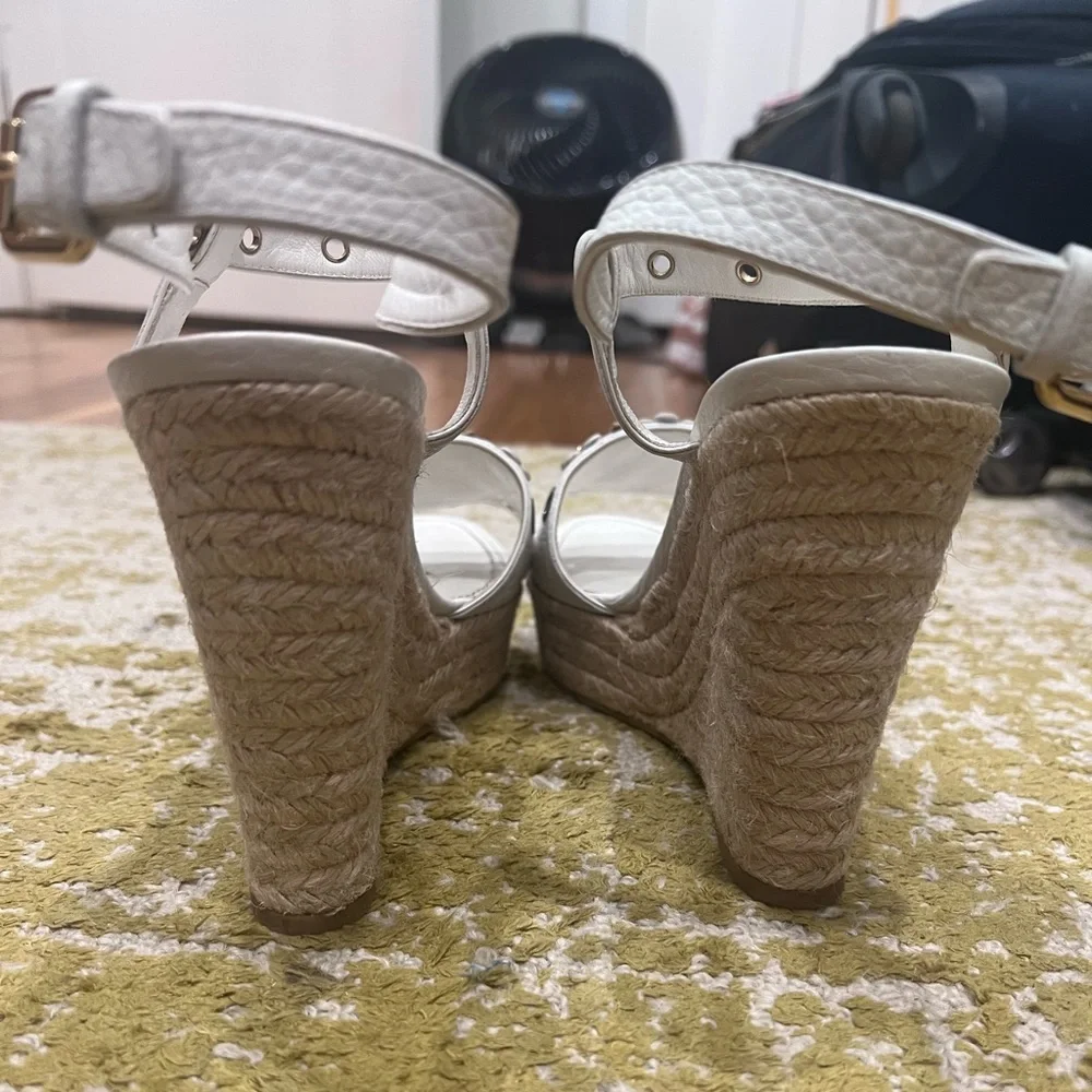 Stunning Louis Vuitton Platform Sandals- perfect for summer parties! - Picture 3 of 3